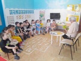 «Эбээ ааҕар» — Оҕр сахалыы саҥарарын,ааҕарын көҕүлүүр сыаллаах улуустааҕы «Төрөөбүт тыл биһигэ» диэн бырайыак чэрчитинэн тэрээһиннэр буоллулар. Кулун тутар 27 күнүгэр «Ымыы уһуйаан» улахан саастаах оҕолоругар «Эбээ ааҕар» тэрээһиҥҥэ Попова Мария Петровна оҕолорго сахалыы остуоруйа аахпытын оҕолор болҕойон иһиттилэр. Эбии библиотека саха сылгытын уратытын уонна бастакы Дьоруойбут Р.И.Константинов туһунан кылгастык сырдатта. Муус устар 9 күнүгэр олохтоох библиотекаҕа бастакы [&hellip;]