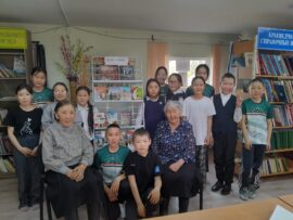 Кыайыы күнүгэр «Эбээ кэпсээнэ» — Улуустааҕы Оҕо библиотеката сүрүннүүр «Төрөөбүт тыл биһигэ» киин иһинэн өссө биир «Эбээ кэпсээнэ» диэн суолталаах тэрээһин ыам ыйын 13 күнүгэр буолан ааста.Олохтоох библиотекаҕа Амма орто оскуолатын 4 кылааһын үөрэнээччилэригэр сэрии кэмин оҕолоро ,эбээлэр Харитонова Альбина Николаевна уонна Артемьева Татьяна Егоровна кэлэн ыалдьыттаатылар.Альбина Николаевна сэрии кэнниттэн оҕо эрдэҕинээҕи кэмин тугу өйдүүрүн оҕолорго интэриэһиргэтэр гына кэпсээтэ, оҕолор [&hellip;]